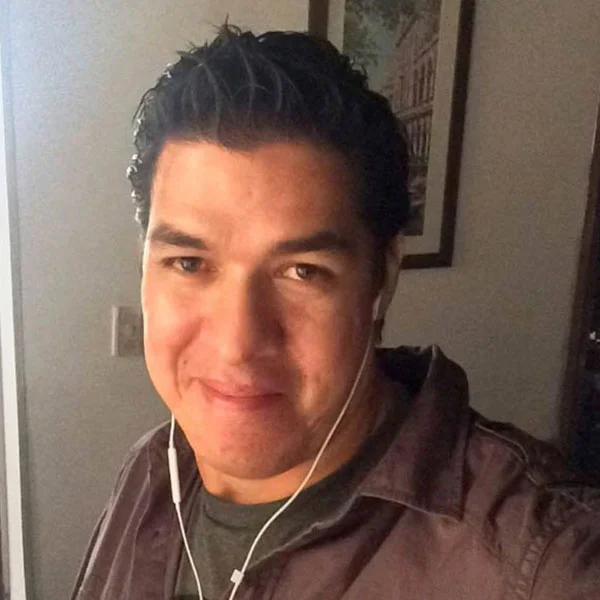 Carlos Angulo Coordinador diseño gráfico de Estrategias Inc